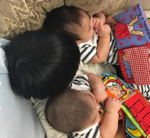 图kimi小小志真名曝光变身暖男给弟弟念故事书