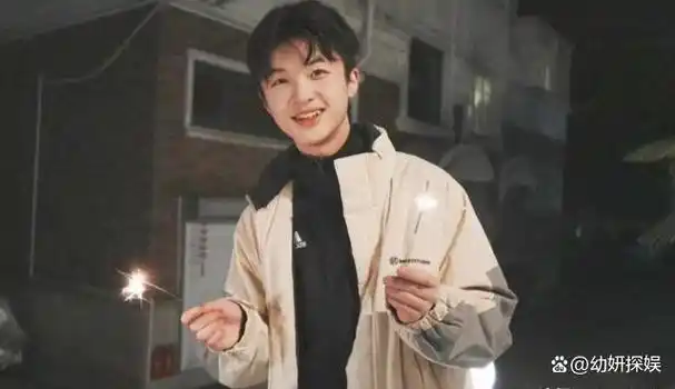 随后的几年,他接连主演了多部影视剧,其中包括《凤囚凰》,《烈火如歌