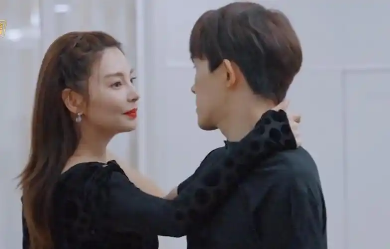 张雨绮与李柄熹公开亲吻,扭转爱情观陷入姐弟恋,坦言年下恋很累