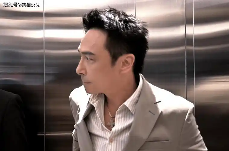 15岁费曼和妈妈拍古装照,长相与父亲好相似,吴镇宇调侃:故宫里的公公