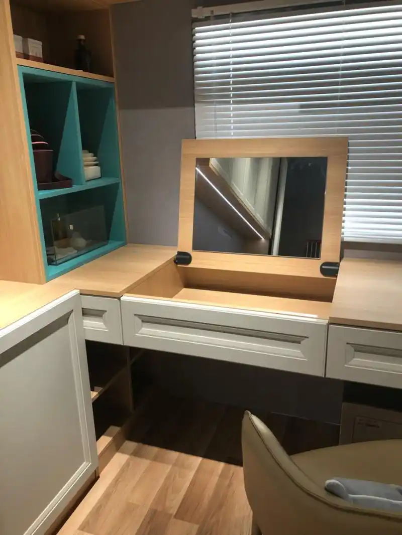 书桌和梳妆台二合一设计,折叠镜子方便!