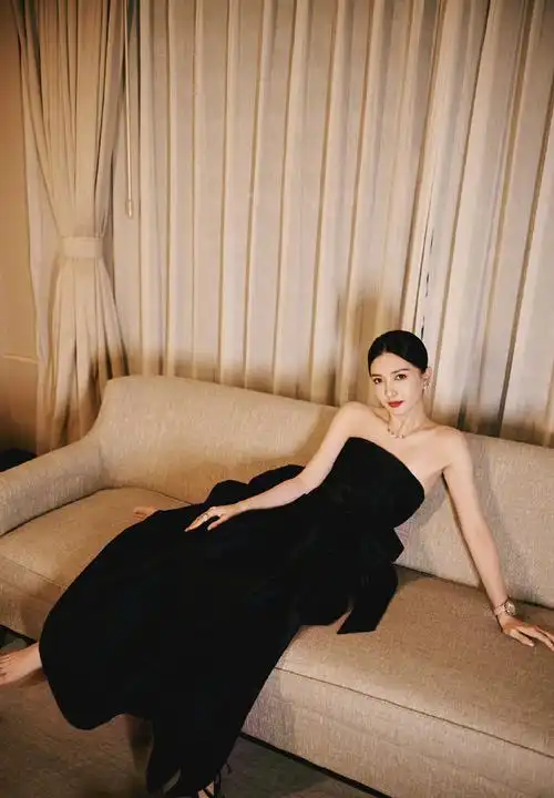 江疏影黑色抹胸长裙##江疏影好优雅
