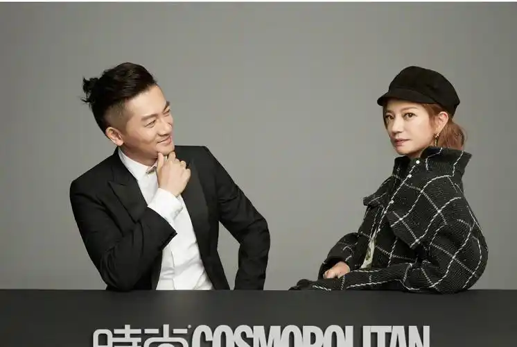 苏有朋赵薇合体登时尚杂志封面!童年cp亲密依偎勾起回忆杀!