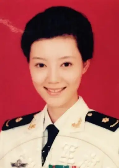 昔日阔太车晓晒三代军装照遗传奶奶妈妈美貌