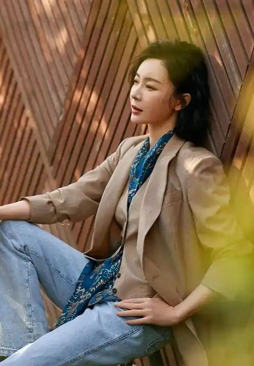 优雅有力的穿衣风格,陈数46岁时的穿搭秘诀_衣服_形象_款式