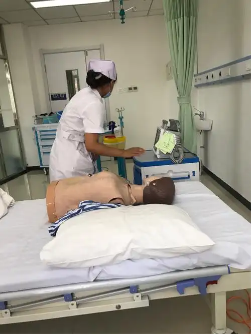 心电监护示有室颤波,遵医嘱立即给予非同步单相波360j除颤.