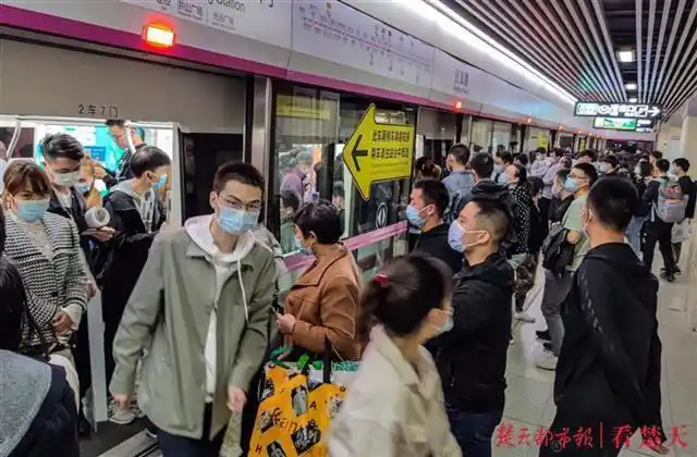 当然,即使在空旷的室外空间,不少人仍坚持佩戴着口罩,佩戴着口罩是