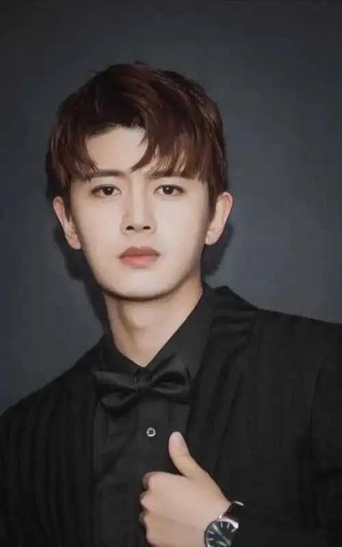 当红男星任嘉伦写真:英俊帅气,颜值在线!