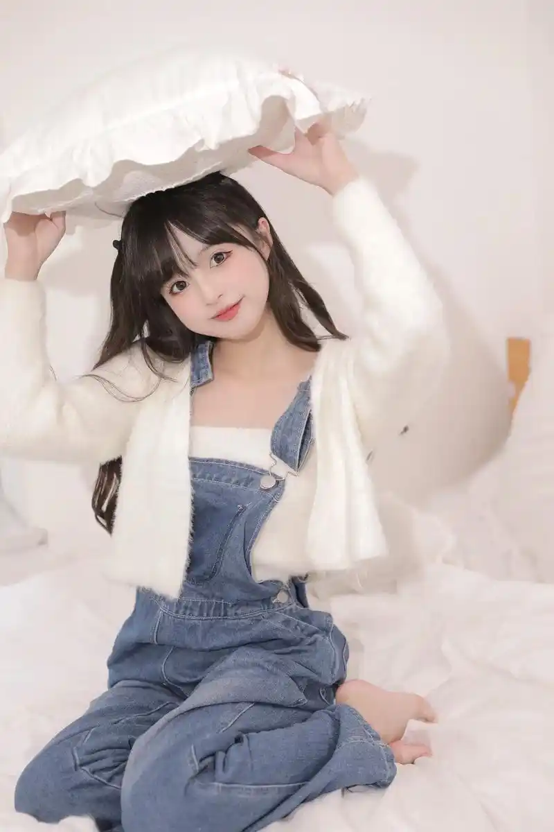 帮女朋友拍的居家写真 她好可爱.#图文伙伴计划 #甜妹 #猫 - 抖音