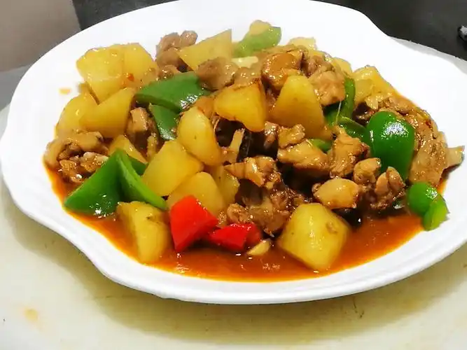 土豆烧鸡块:咸鲜,微辣,营养丰富,口味鲜美.