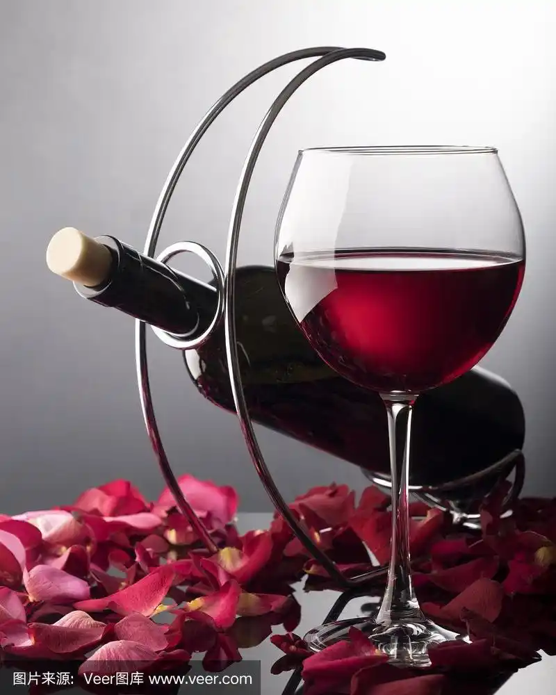红酒杯,红酒瓶,玫瑰花瓣