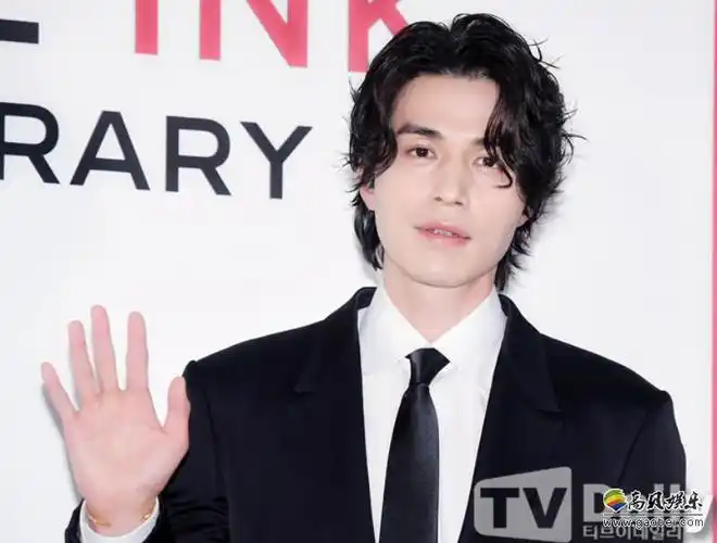 香奈儿男妆代言人李栋旭出席在首尔举办品牌活动一亮相就引得全场尖叫