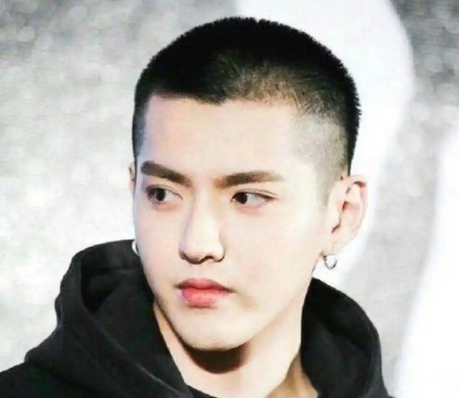 寸头真的很考验颜值,男神们的寸头造型真的太帅了,你最喜欢哪个[爱你]