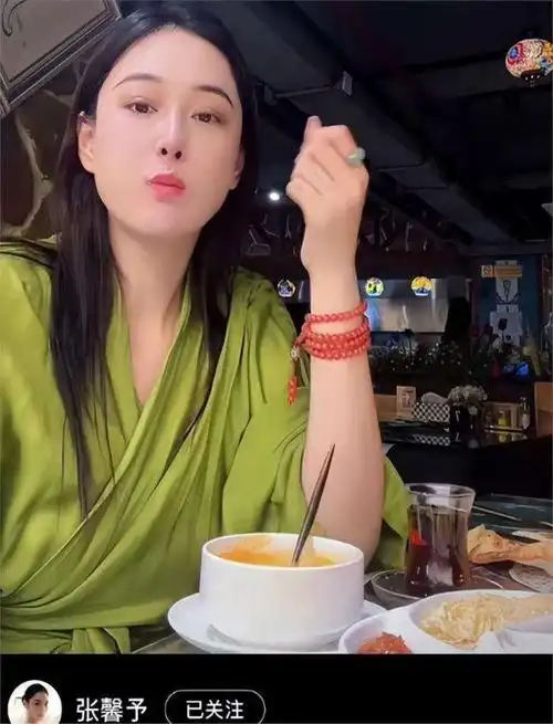 张馨予摸肚变胖被传怀孕本尊幽默回应怀二胎原因让人笑痛肚