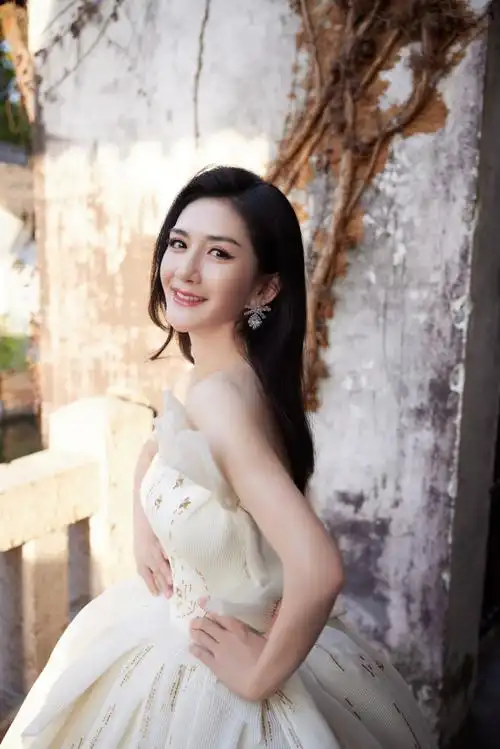 谢娜超话#智族gqmoty年度人物盛典#轻纱飞扬,编织纯白梦境;灵动飘逸