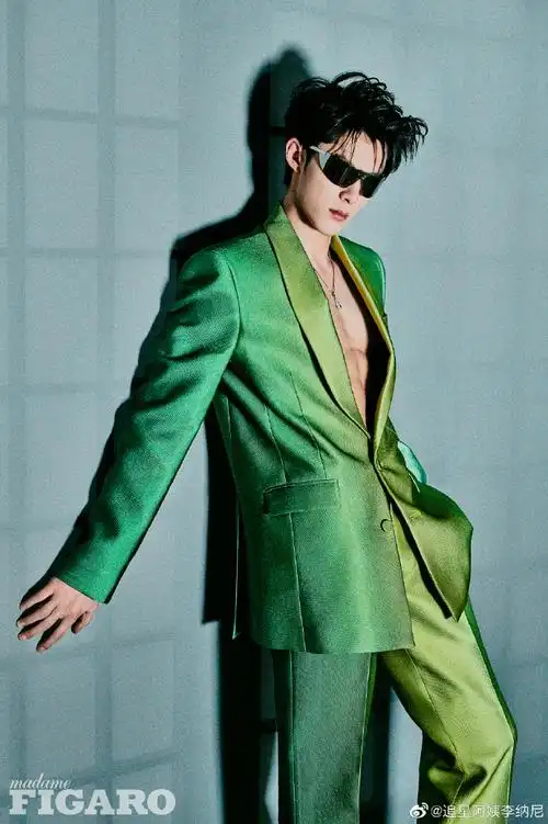 王鹤棣绿色深v西装##王鹤棣封面露腹肌