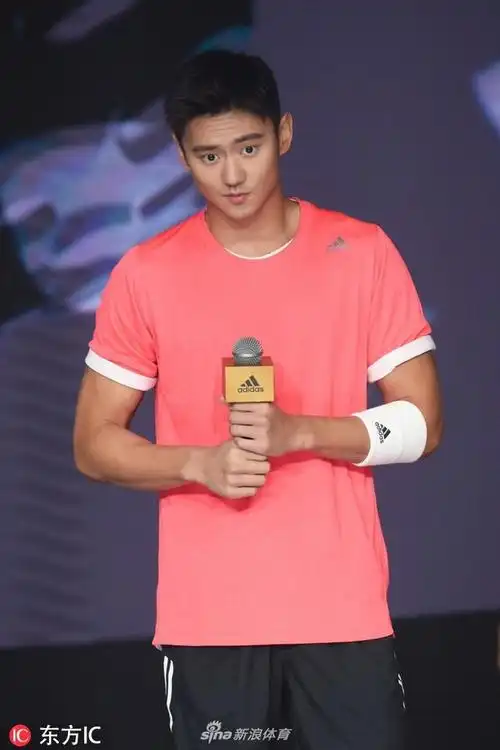 7           2019年1月11日,上海,宁泽涛出席商业活动,玩健身球