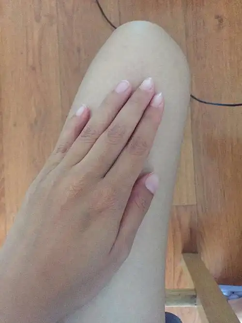 女朋友晒黑的手,对比图.