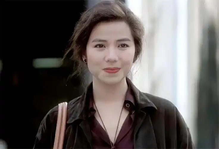 几乎都是清一色的瓜子脸和薄而小巧的嘴唇,如果把年轻时的钟楚红放在