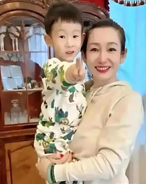 秦海璐37岁生下"巨婴症"儿子,躲过了高龄产子,却躲不过遗传