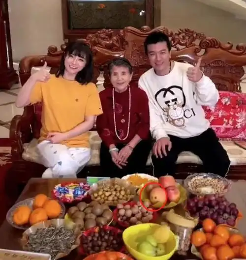 杨子居家穿万元奢侈品豪宅曝光似宫殿却用廉价果盘装腐烂苹果