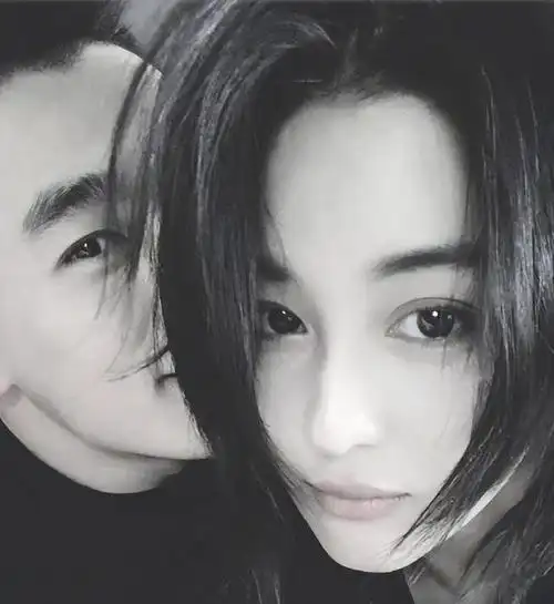 张馨予与老公甜蜜出游,何捷掌镜为爱妻拍美照,夫妻低调秀恩爱