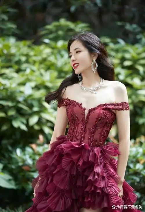 曾黎绝色写真成熟妩媚明艳大气!她魔鬼身材太性感火辣