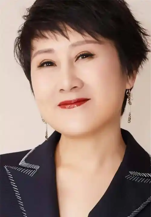 看了60岁的张凯丽,我悟了:头发要短,衣要深色,方能睿智优雅_衣服_发型