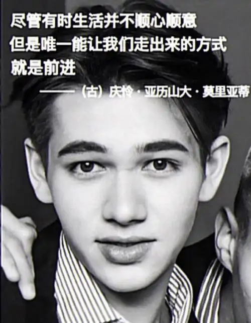 把粉丝名字写进微博id里;会在超话连续签到;把粉丝做的表情包当背景