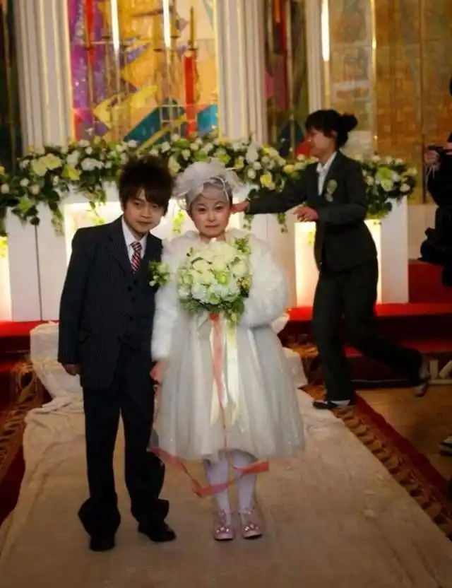 图为婚礼上的两人,秦学士的不屈精神和朱洁的善良感动了无数人,他们的