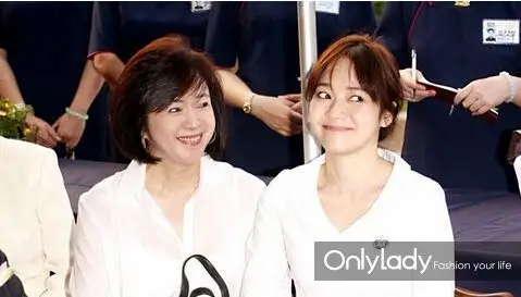 但是小编没想到侯妈妈也是个绝世大美女!要不说侯佩岑长得这么好呢!要