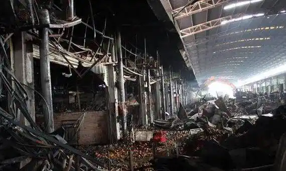 11"荣健市场火灾2016年1月25日凌晨3点01分,鲅鱼圈区商业大厦突发火灾