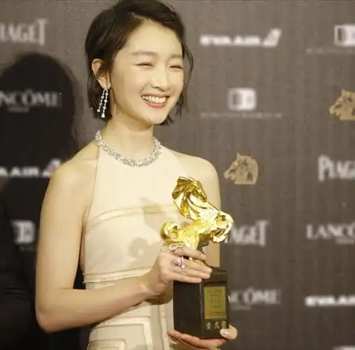 回顾32岁三金影后周冬雨早已走上女演员的另一条大道