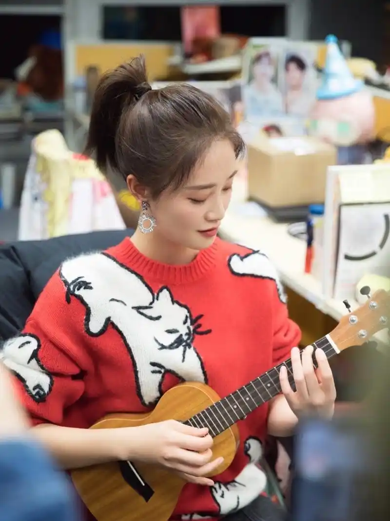 小伙伴儿都好热情,下次再一起弹尤克里里,去年会的那种可以吗?