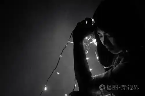 破碎的心女人独自哭泣,独自烦恼,小小的光