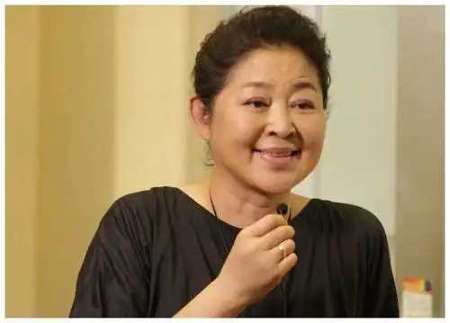 她选择听从母亲的话和倪萍分手,分手后郭达遇到了现任妻子