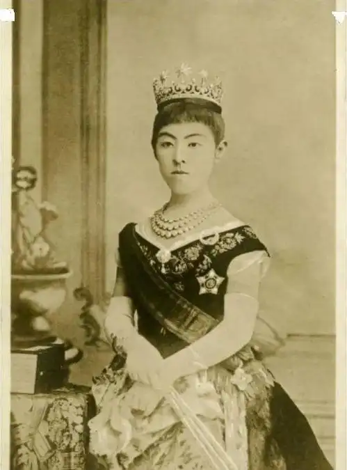 皇后 日本天皇之正妻也和中国一般称之为皇后,而自平安时代的一条天皇