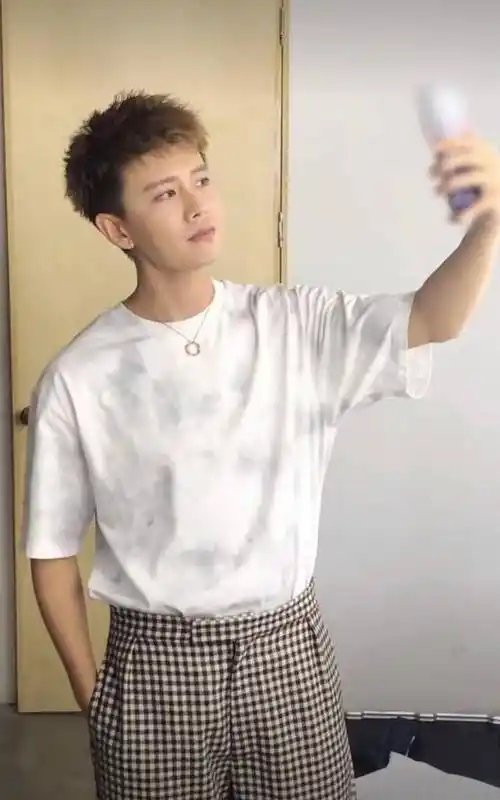 任嘉伦被网友嫌弃,粉丝却意外没有反驳,本人的反应一言难尽_生辰_相貌