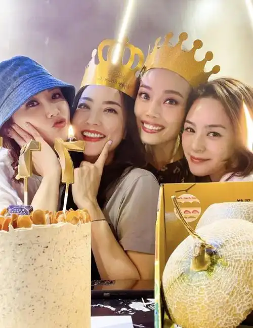 容祖儿晒为自己经纪人庆生合影,配文每年都要一起过,爱你呦