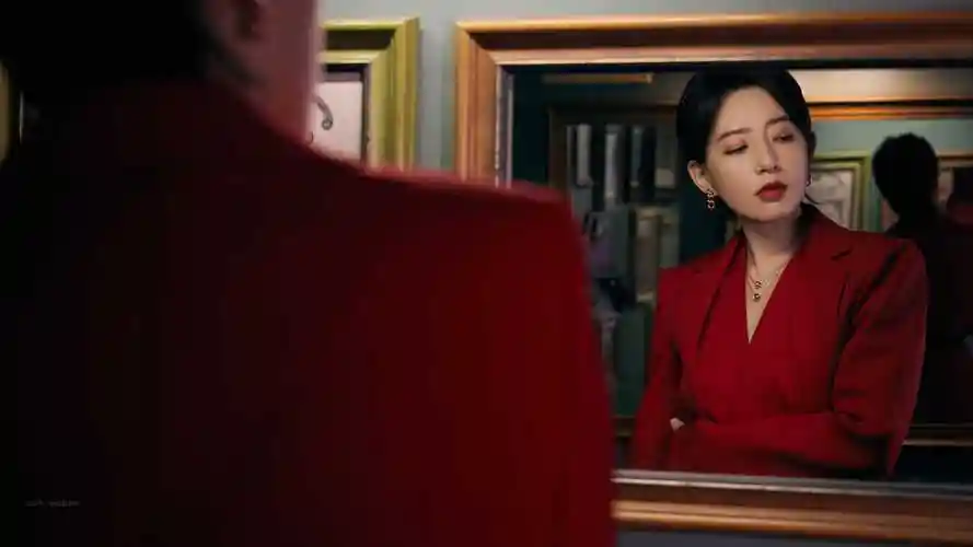 李斯丹妮红色西装霸气时尚写真壁纸