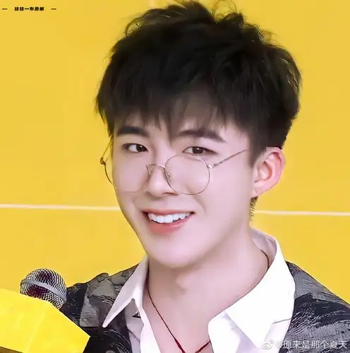 出街,成熟气场强主要外貌特征:法令纹明显减轻,人中变长,牙齿不凸了