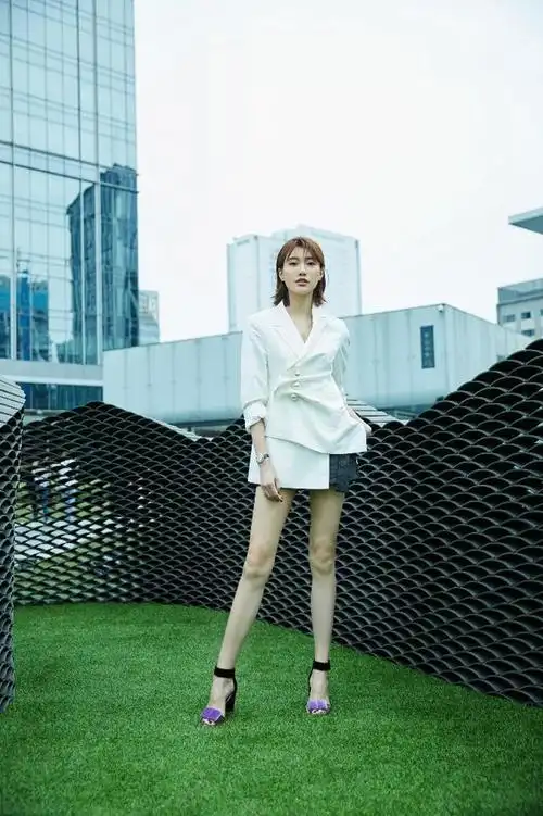 超美模特李斯羽,穿连衣裙配短靴,腿长都到汪涵的腰了