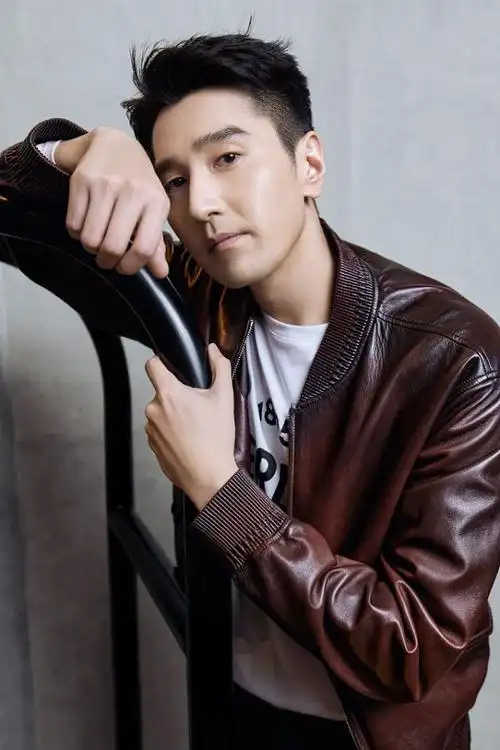 赵又廷发布造型写真休闲穿搭尽显潇洒干练