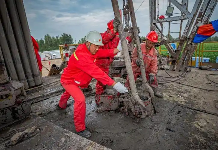 一组石油战线上的工人忘我工作场景,瞬间按下快门记录下感人画面与