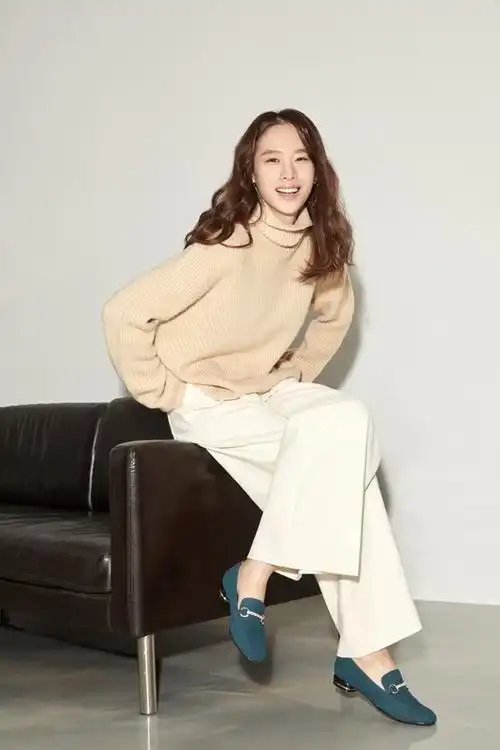 女演员赵伦熙最新代言照曝光笑意盈盈温柔十足