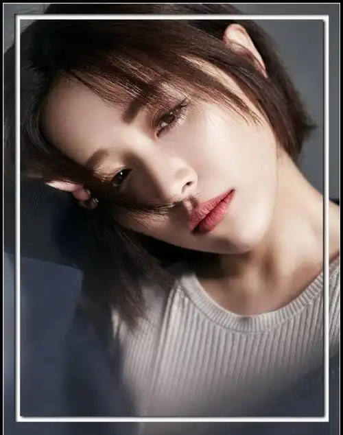 短发的阚清子,知性甜美笑容迷人,超级好看