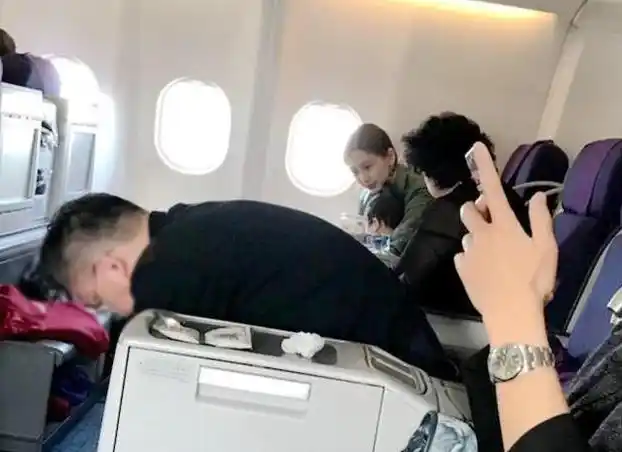 飞机上偶遇angelababy网友称小海绵见谁都笑