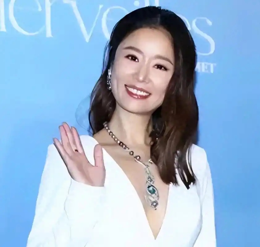 回国捞金拒说中文,惹怒吴京教她做人,盘点5位"崇洋媚外"明星