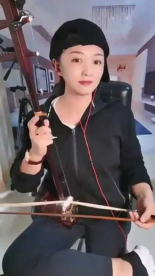 美女二胡演奏陕北民歌小桃红拉的真好听民族的才是经典
