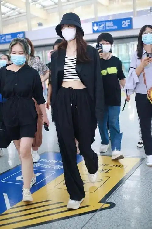 张小斐的气场藏不住,穿露腹衫亮相,粉丝蜂拥而上!这太受欢迎了